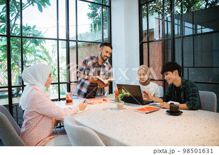 Asian smart young people working together and sharing in cafe 98501631