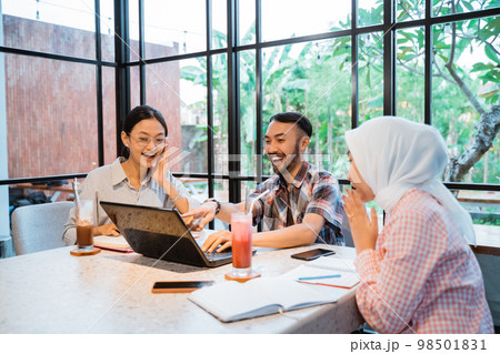 group of students smiling happily while working together 98501831