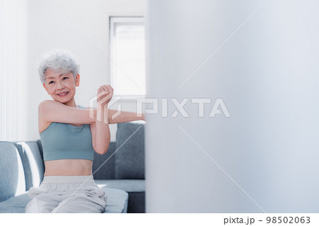 自宅でトレーニングをするシニアの女性 自宅でトレーニングをするシニアの女性 98502063
