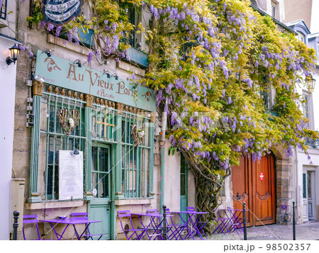 パリのおしゃれなカフェ・レストラン (フランス) 98502357