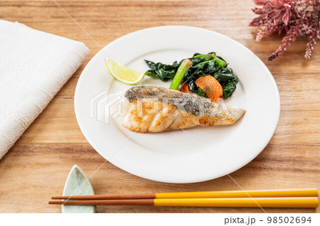夕食の真鱈のバタームニエル 夕食の真鱈のバタームニエル 98502694