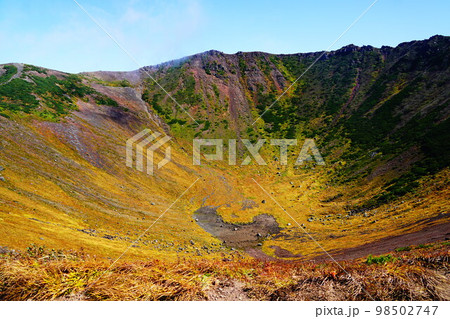 北海道　羊蹄山　紅葉のお釜　 98502747