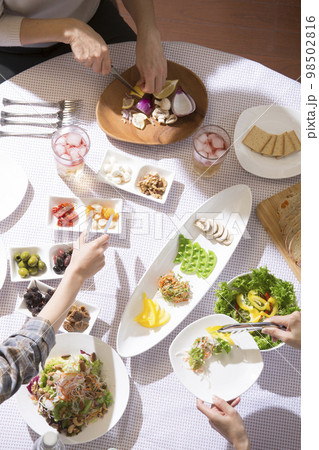 サラダ　ホームパーティーの料理を俯瞰撮影 98502816