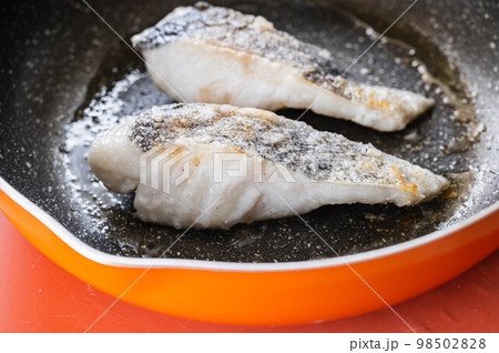 フライパンで焼く鱈の切り身 フライパンで焼く鱈の切り身 98502828