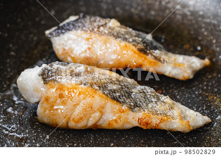フライパンで焼く鱈の切り身 フライパンで焼く鱈の切り身 98502829