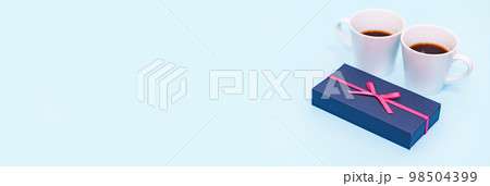 箱入り チョコレート と コーヒー と ペアマグ 【 バレンタイン の イメージ  】 98504399