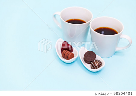 箱入り チョコレート と コーヒー と ペアマグ 【 バレンタイン の イメージ 】 箱入り チョコレート と コーヒー と ペアマグ 【 バレンタイン の イメージ 】 98504401