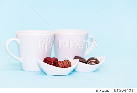 箱入り チョコレート と コーヒー と ペアマグ 【 バレンタイン の イメージ  】 98504403