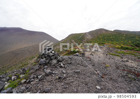 秋のシャクナゲ園から浅間の鋸岳に登る登山道から浅間の鋸岳方面を見る 2022年10月12日 秋のシャクナゲ園から浅間の鋸岳に登る登山道から浅間の鋸岳方面を見る 2022年10月12日 98504593