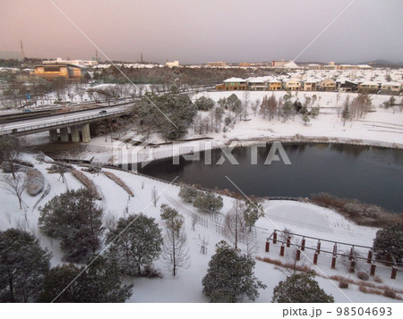 雪が降り積もった三田市の風景 98504693