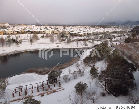 雪が降り積もった三田市の風景 98504694