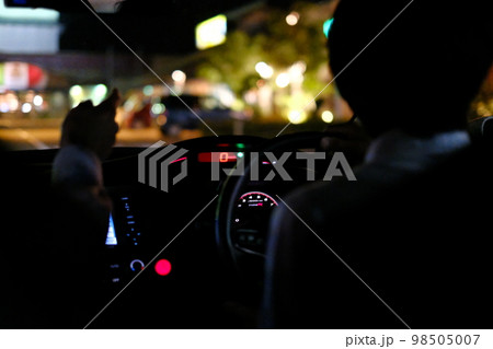 夜のドライブ 助手席から道案内 夜のドライブ 助手席から道案内 98505007