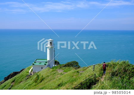 角田山登山道を降りる人と白い灯台 角田山登山道を降りる人と白い灯台 98505014