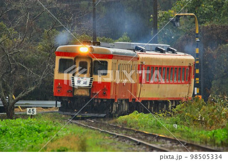引退する国鉄形気動車のキハ28系と伴走するキハ52 引退する国鉄形気動車のキハ28系と伴走するキハ52 98505334