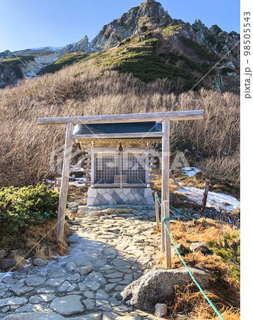 長野県の中央アルプス信州駒ヶ岳神社から見上げる極楽平 長野県の中央アルプス信州駒ヶ岳神社から見上げる極楽平 98505543