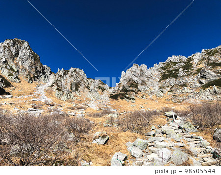 中央アルプスの千畳敷カールと宝剣岳 中央アルプスの千畳敷カールと宝剣岳 98505544