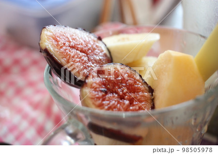 新鮮なイチジクの朝食 98505978