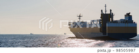 自動車運搬船　自動車専用船　【 貿易 の イメージ 】 98505997