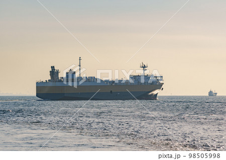 自動車運搬船　自動車専用船　【 貿易 の イメージ 】 98505998