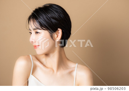 ショートヘアの女性 ショートヘアの女性 98506203