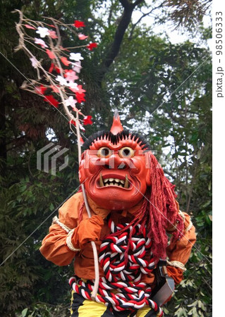 桜の枝を持ち踊る赤鬼 桜の枝を持ち踊る赤鬼 98506333