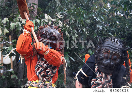 餅つきをする赤鬼と黒鬼 98506338