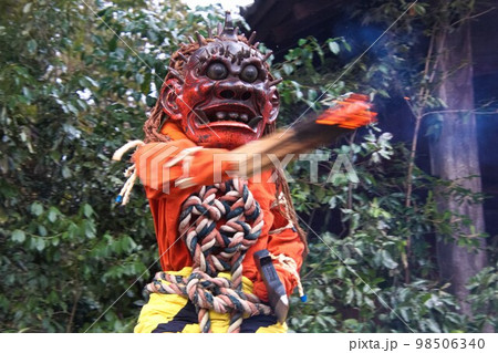 松明を振り回し魔を鎮める赤鬼 松明を振り回し魔を鎮める赤鬼 98506340