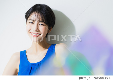 ショートヘアの女性 ショートヘアの女性 98506351