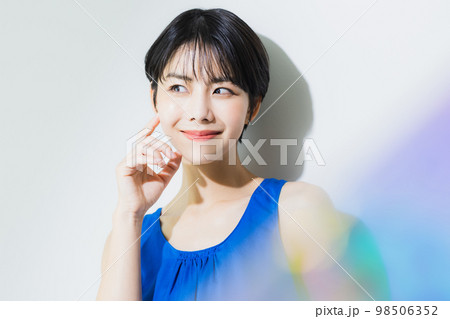 ショートヘアの女性 98506352