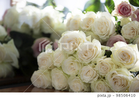 Bouquet of white roses close-up. 98506410