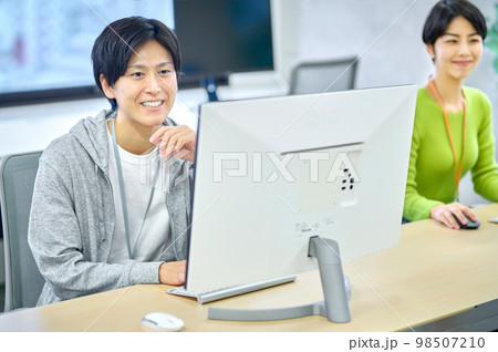 オフィスで働く私服の若いエンジニア オフィスで働く私服の若いエンジニア 98507210