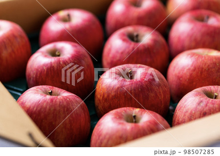箱に入ったリンゴ 98507285