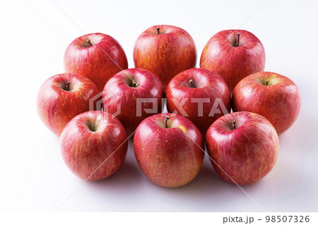 白背景に沢山の赤いリンゴ 白背景に沢山の赤いリンゴ 98507326