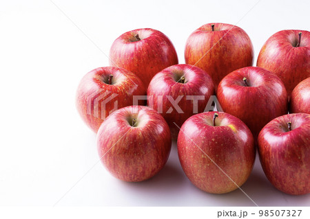 白背景に沢山の赤いリンゴ 白背景に沢山の赤いリンゴ 98507327