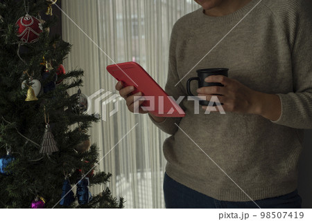 Closeup image of a beautiful young asian woman holding and using mobile phone 98507419
