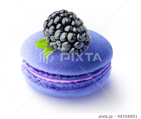 One blackberry fruit on top of blue macaroon, isolated on white background 98508901