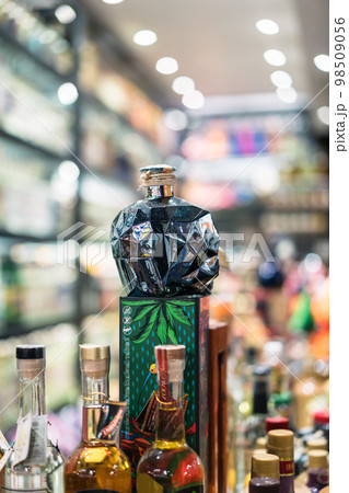 メキシコの人気観光地オアハカにある市場で売られているメキシコ伝統のお酒メスカル 98509056