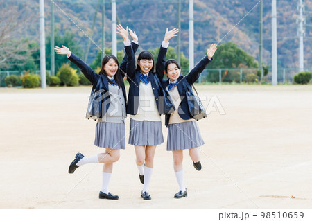 学校のグラウンドで燥ぐ女子高生 学校のグラウンドで燥ぐ女子高生 98510659
