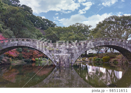 [九州・長崎] 諫早公園の池に対称的に反射される眼鏡橋の風景。 98511651