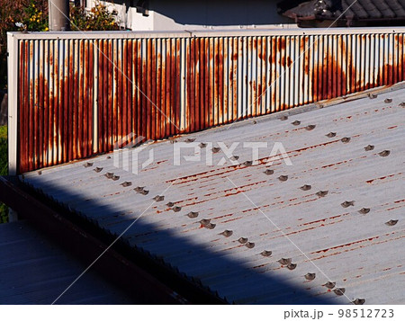 錆びたトタン屋根の風景 錆びたトタン屋根の風景 98512723
