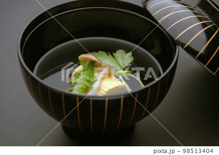 料亭の食事で出される吸い物 98513404