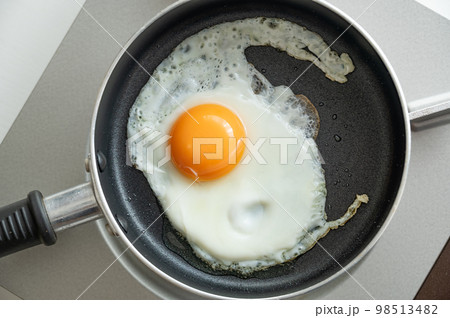 フライパンで目玉焼き 98513482
