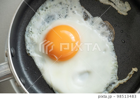 フライパンで目玉焼き 98513483