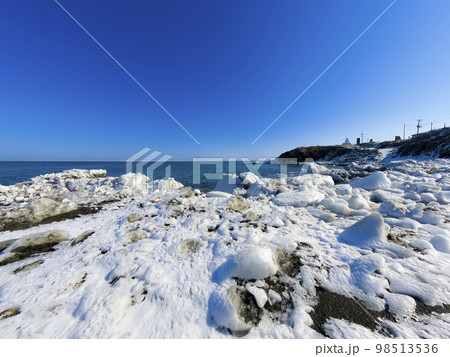 北海道・流氷に打ち上げられた納沙布岬の海岸 / Cape Nosappu, Japan 北海道・流氷に打ち上げられた納沙布岬の海岸 / Cape Nosappu, Japan 98513536
