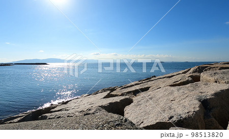 瀬戸内海東部、播磨灘の煌めく穏やかな海岸風景。(兵庫県明石市内の海岸) 98513820