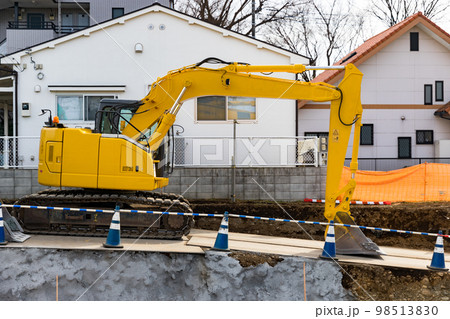 埼玉県狭山市　不老川護岸工事　重機ユンボ 98513830