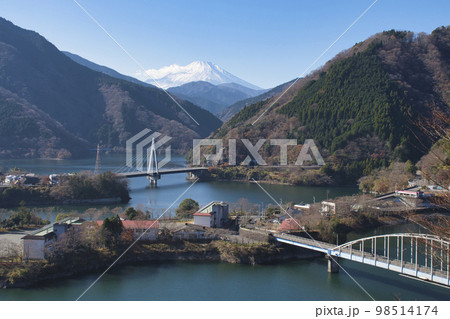 【神奈川県】丹沢湖千代の沢園地展望台から眺める富士山 【神奈川県】丹沢湖千代の沢園地展望台から眺める富士山 98514174