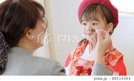 七五三のメイクをする女の子 98514303