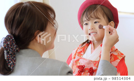 七五三のメイクをする女の子 98514304