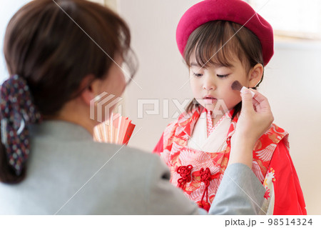七五三のメイクをする女の子 七五三のメイクをする女の子 98514324